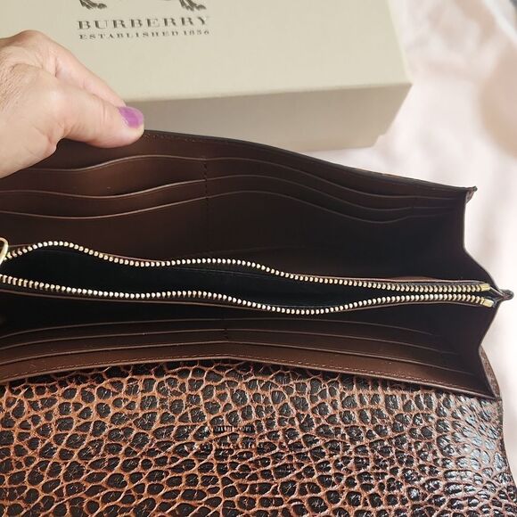 Burberry pebbled brown leather clutch - Picture 7 of 12